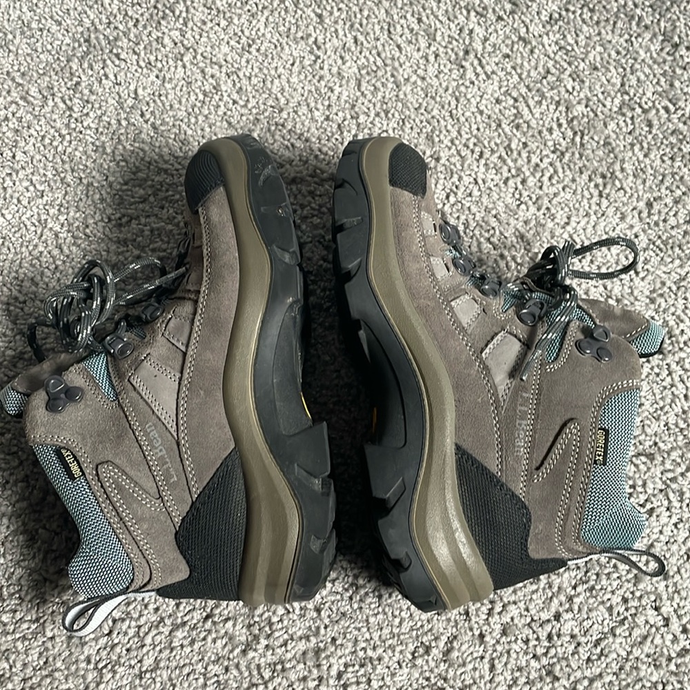EUC L.L Bean hiking shoes vibran women’s size 6M